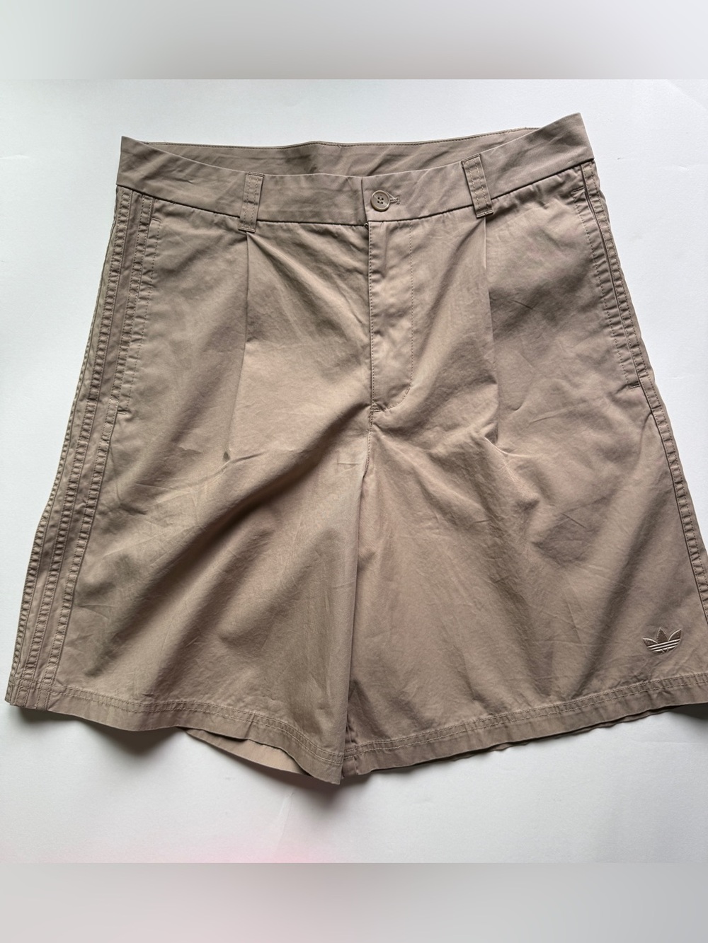 Adidas Originals [33] Woven Men’s Wide Leg Khaki Bermuda Shorts KB5585 - Picture 2 of 7
